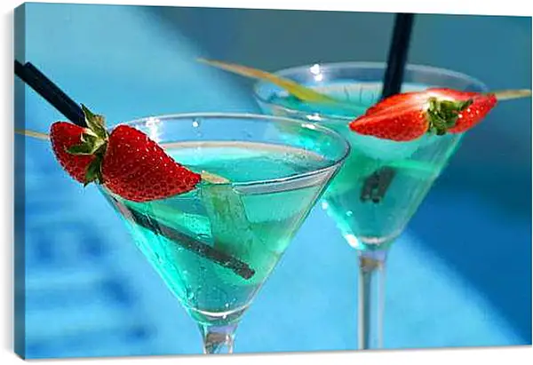 Постер на подрамнике - Два бокала с кусочками клубники. Летнее настроение.