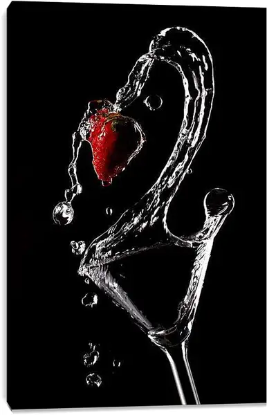 Постер на подрамнике - Всплеск в бокале на черном фоне. Клубничная свежесть.