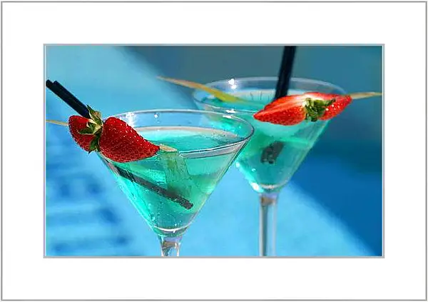 Картина в раме - Два бокала с кусочками клубники. Летнее настроение.
