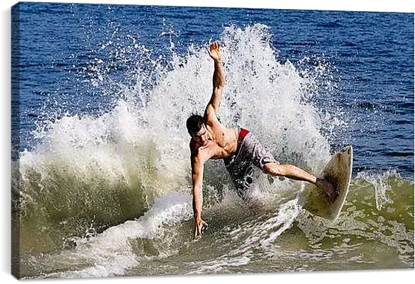 Постер на подрамнике - Падающий в воду сёрфингист