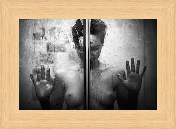 Картина в раме - Девушка в душевой кабине