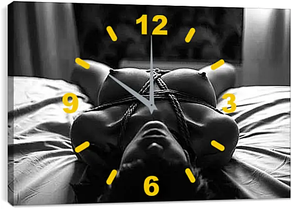 Часы картина - Девушка лежащая на кровати