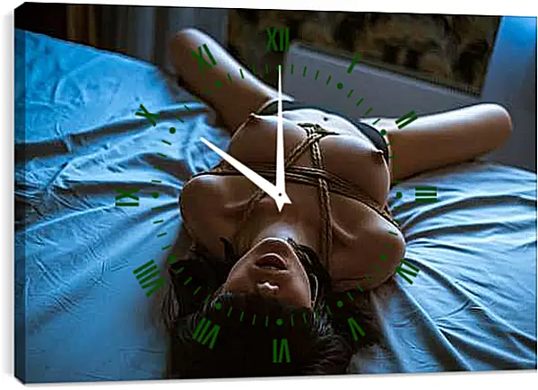 Часы картина - Лежащая девушка на кровати