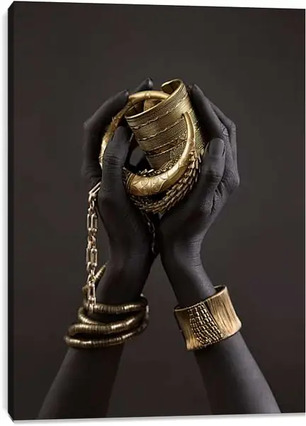 Постер на подрамнике - Руки девушки в золоте