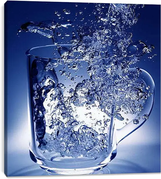 Постер на подрамнике - Плеск воды в кружке. Свежесть в каждой капле.