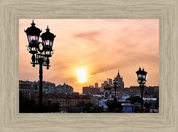 Картина в раме - Солнце над городом