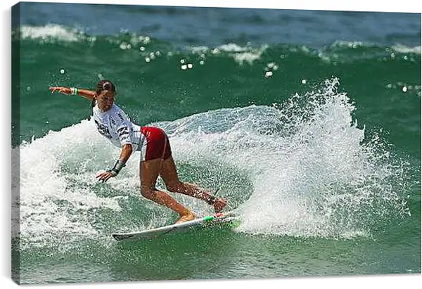 Постер на подрамнике - Серфингистка в океане