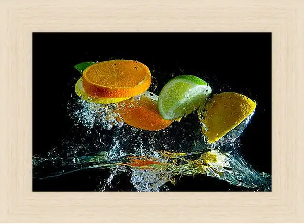 Картина в раме - Фрукты в брызгах воды. Цитрусовый взрыв.