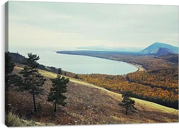 Постер на подрамнике - Вид на осеннее озеро. Байкал