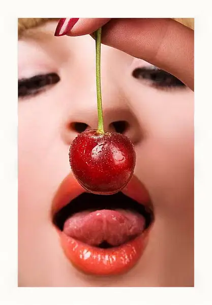 Картина в раме - Девушка и вишня. Сладкий соблазн.