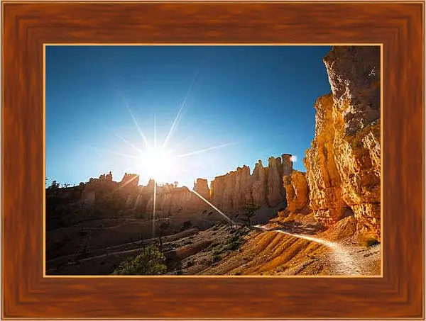 Картина в раме - Солнце над скалистыми горами