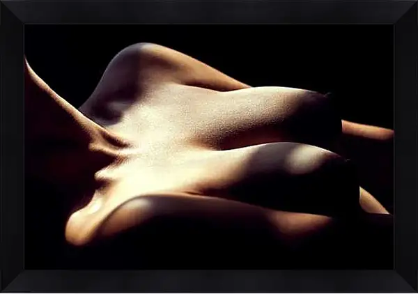 Картина в раме - Падающий свет на грудь девушки