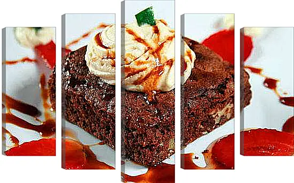 Модульная картина - Небольшой тортик и по бокам клубничка. Сладкое Наслаждение.