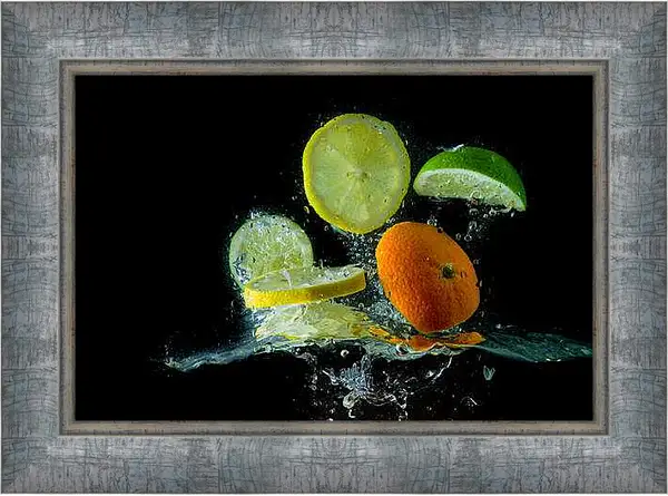 Картина в раме - Фрукты в воде на чёрном фоне. Цитрусовый взрыв.