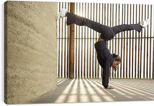 Постер на подрамнике - Девушка стоит на руках