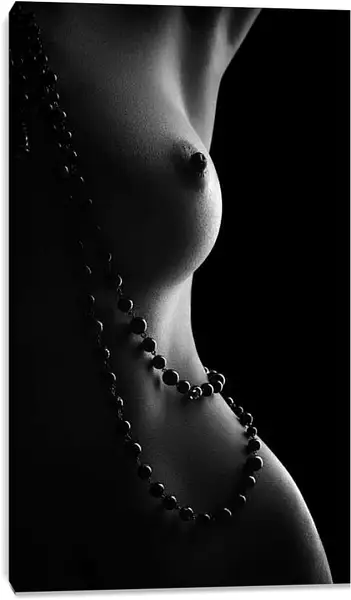 Постер на подрамнике - Девушка с бусами