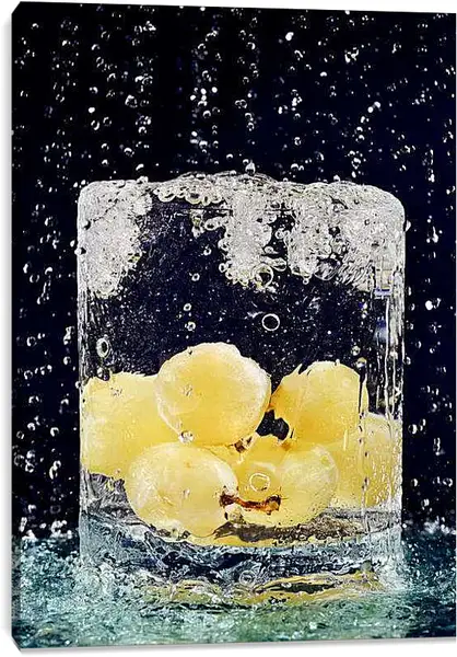 Постер на подрамнике - Желтый виноград и капли воды. Свежесть момента.