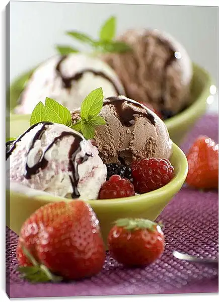 Постер на подрамнике - Мороженое с малиной и клубникой. Сладкое Удовольствие.