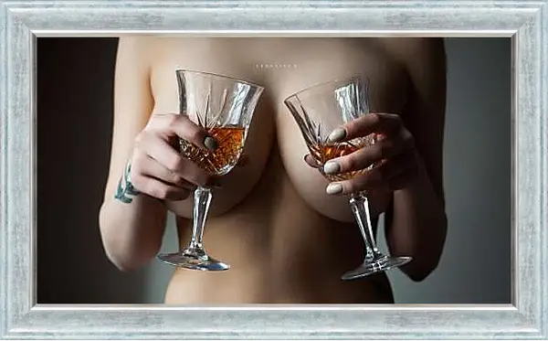 Картина в раме - Девушка с двумя бокалами в руках