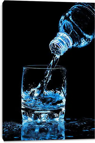 Постер на подрамнике - Стакан с водой и бутылка. Синяя свежесть.