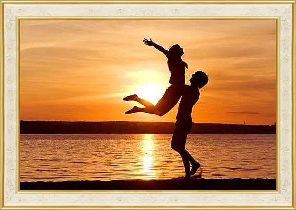 Картина в раме - Пара на закате