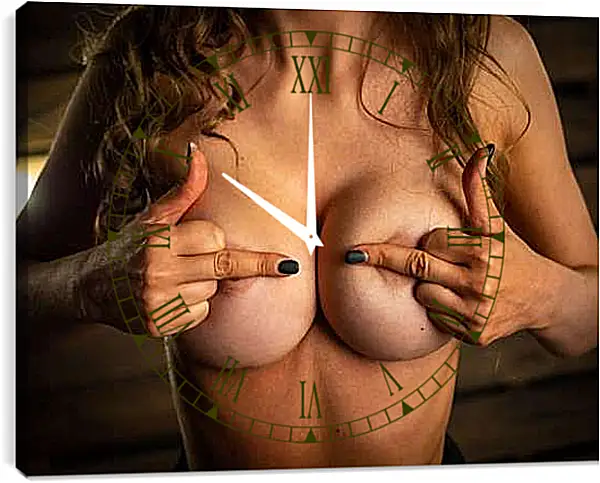 Часы картина - Девушка показывающая средние пальцы на руках