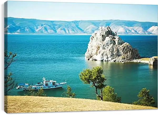 Постер на подрамнике - Небольшое судно на озере. Байкал