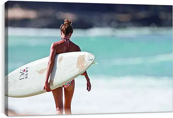 Постер на подрамнике - Серфингистка идёт по пляжу