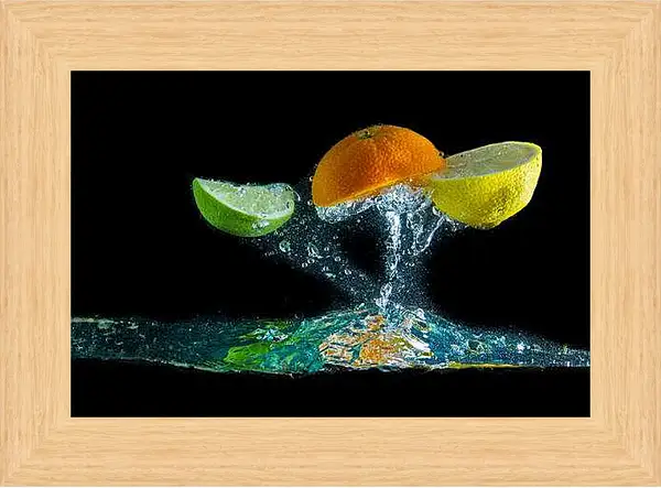 Картина в раме - Фруктовые брызги. Фруктовая свежесть.