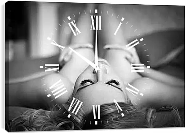 Часы картина - Девушка лежащая на кровати прикрывая грудь руками