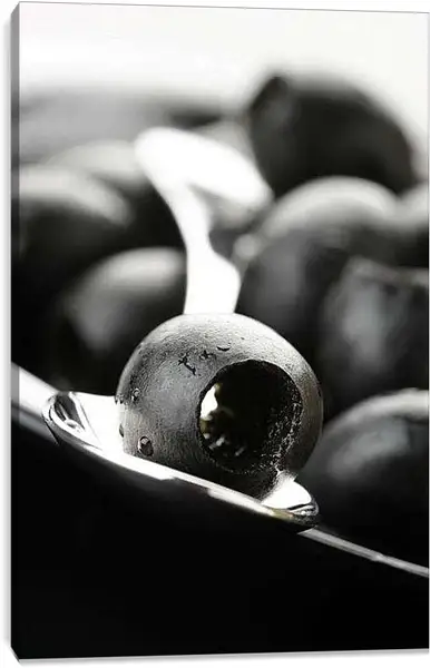 Постер на подрамнике - Черные оливки. Оливки в серебре.