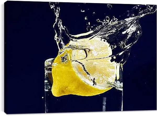 Постер на подрамнике - Лимон в стакане воды. Лимонная свежесть.