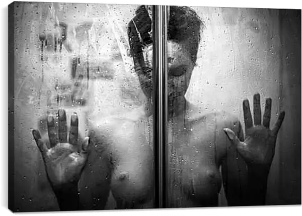 Постер на подрамнике - Девушка в душевой кабине