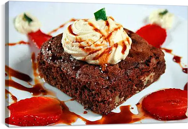 Постер на подрамнике - Небольшой тортик и по бокам клубничка. Сладкое Наслаждение.