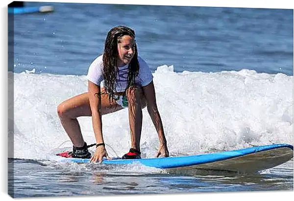 Постер на подрамнике - Довольная серфингистка