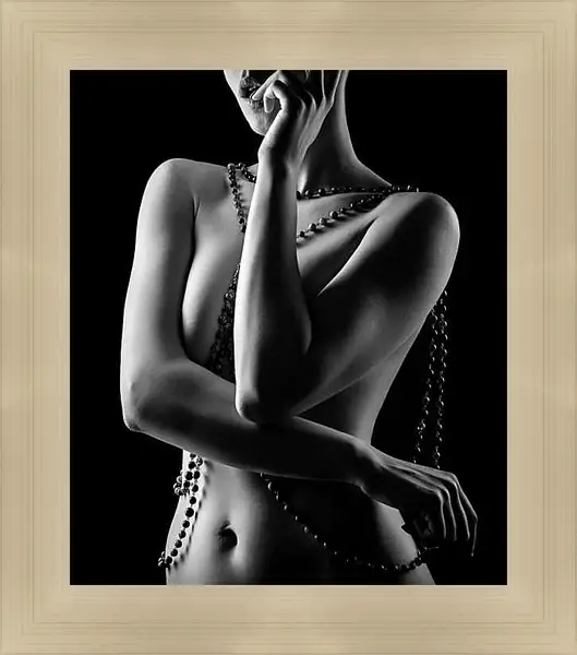 Картина в раме - Тело девушки в бусах