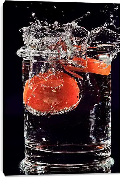 Постер на подрамнике - Помидор в стакане воды. Томатный всплеск.