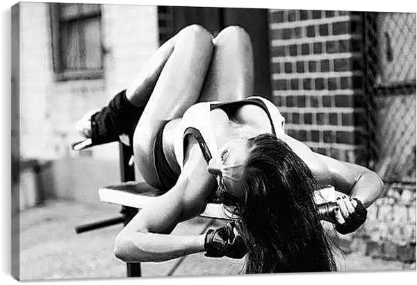 Постер на подрамнике - Девушка на скамейке