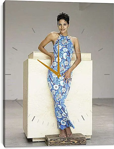 Часы картина - Холли Бери