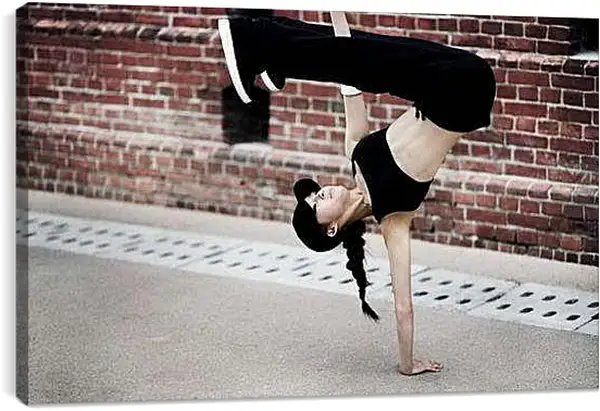 Постер на подрамнике - Девушка на одной руке