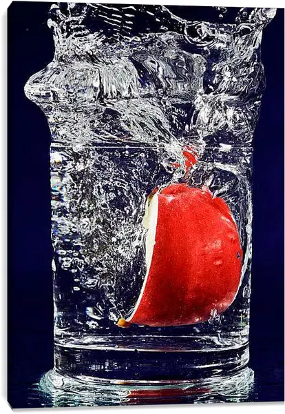 Постер на подрамнике - Красное яблоко в стакане воды. Брызги свежести.