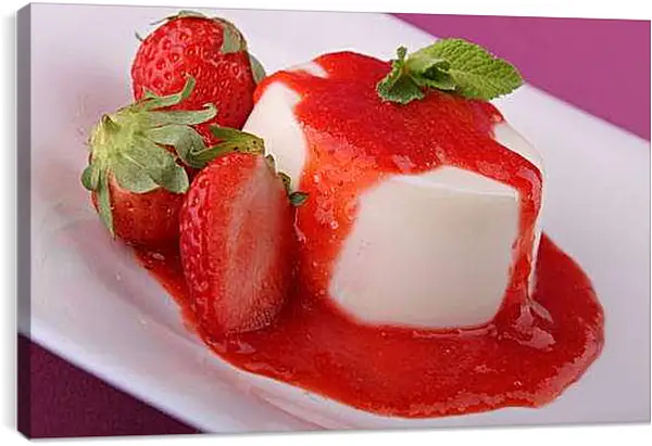 Постер на подрамнике - Клубника и клубничный сок. Сладкое Утро.