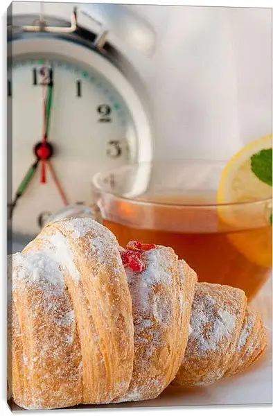 Постер на подрамнике - Круассан и чай. Утренние радости.