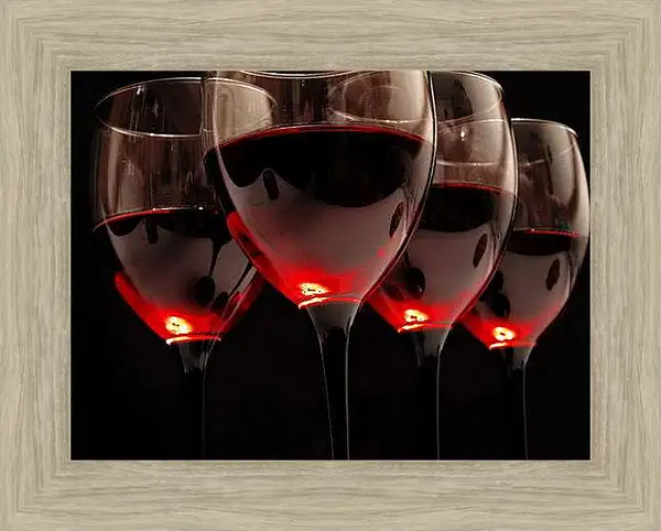 Картина в раме - Свет в бокалах вина. Вечернее вино.