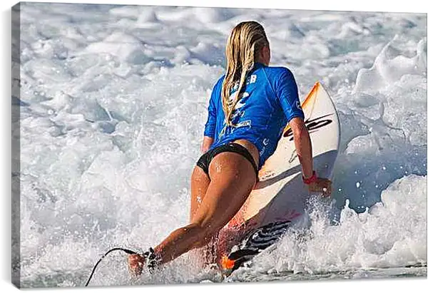 Постер на подрамнике - Серфингистка ложится на доску