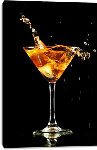 Постер на подрамнике - Всплеск в бокале мартини. Всплеск вкуса.