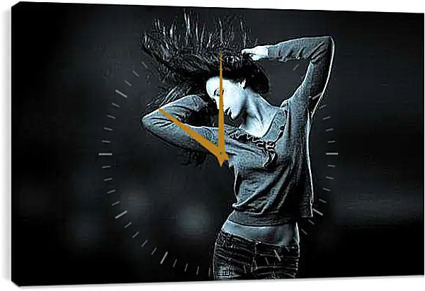 Часы картина - Девушка перед тренировкой