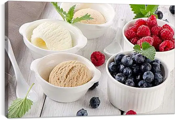 Постер на подрамнике - Мороженое, черника, малина. Сладкое лето.