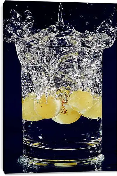 Постер на подрамнике - Виноград в воде. Глоток свежести.