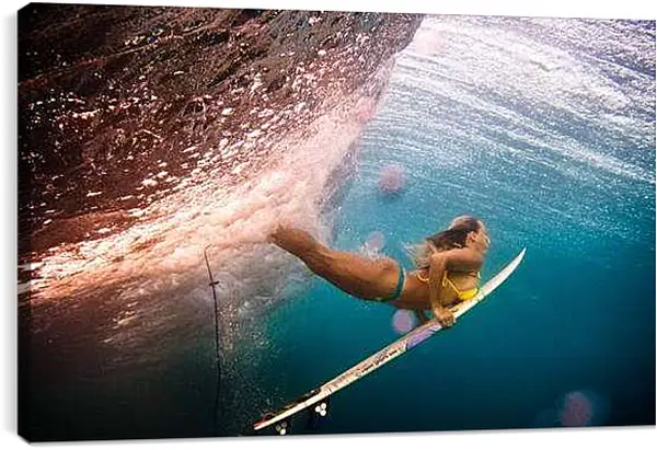 Постер на подрамнике - Сёрфингистка под водой